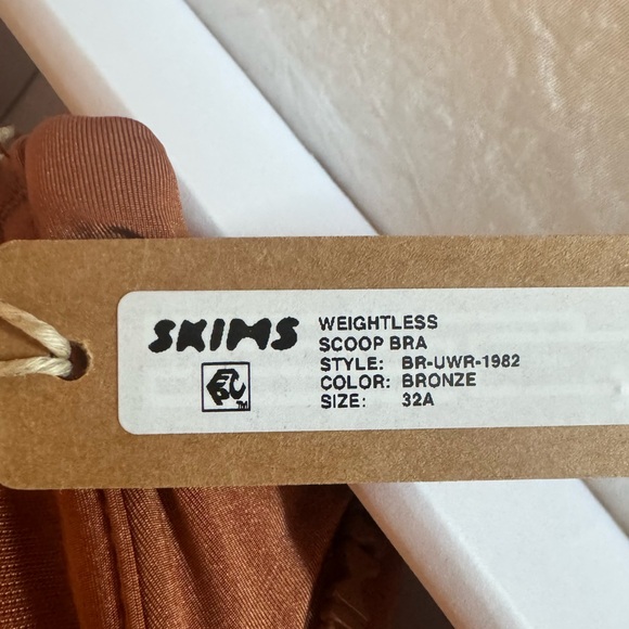 Skims Weightless Scoop Bra - Picture 4 of 4